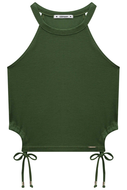 Blusa Crop Halter Sin Mangas Verde Militar con Short Blanco