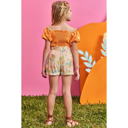 Conjunto de Blusa Naranja con Shorts de Palmeras