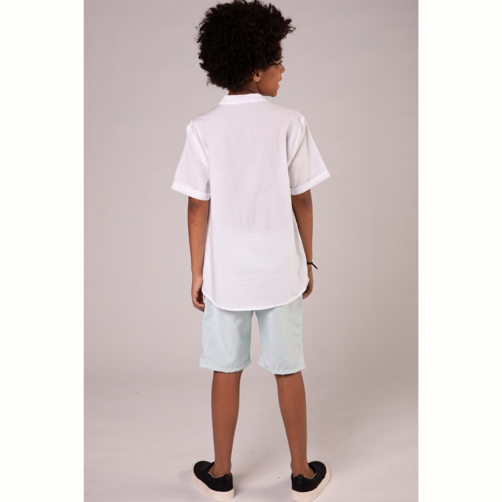 Camisa Manga Corta de Hilo Blanca con Shorts Celeste