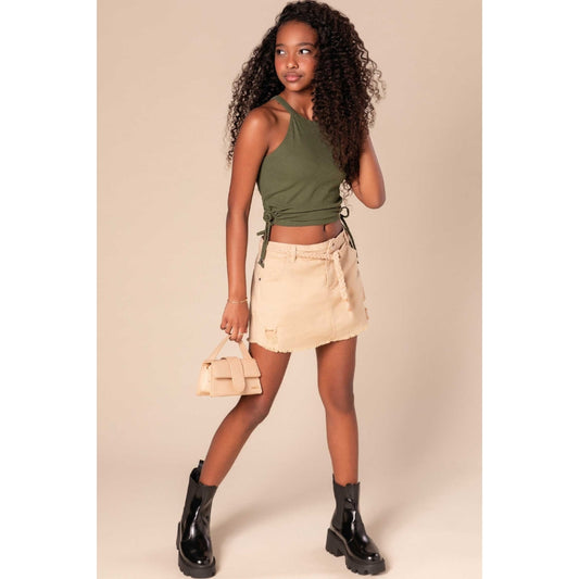 Blusa Crop Halter Sin Mangas Verde Militar con Short Blanco